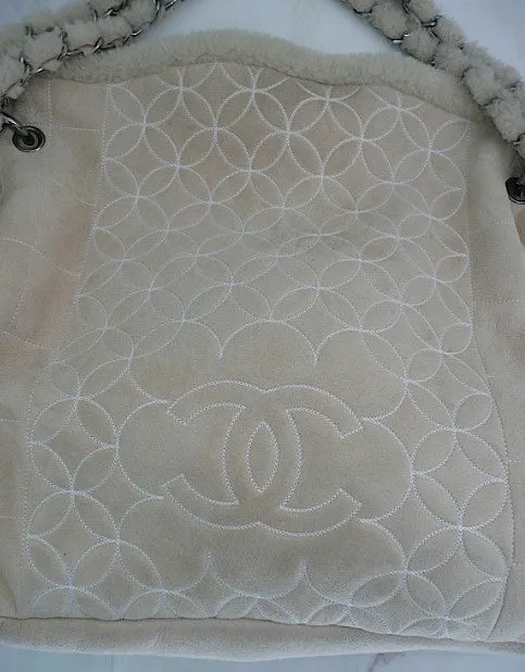 Authentic Chanel Modern Chain Shearling Bone Jumbo