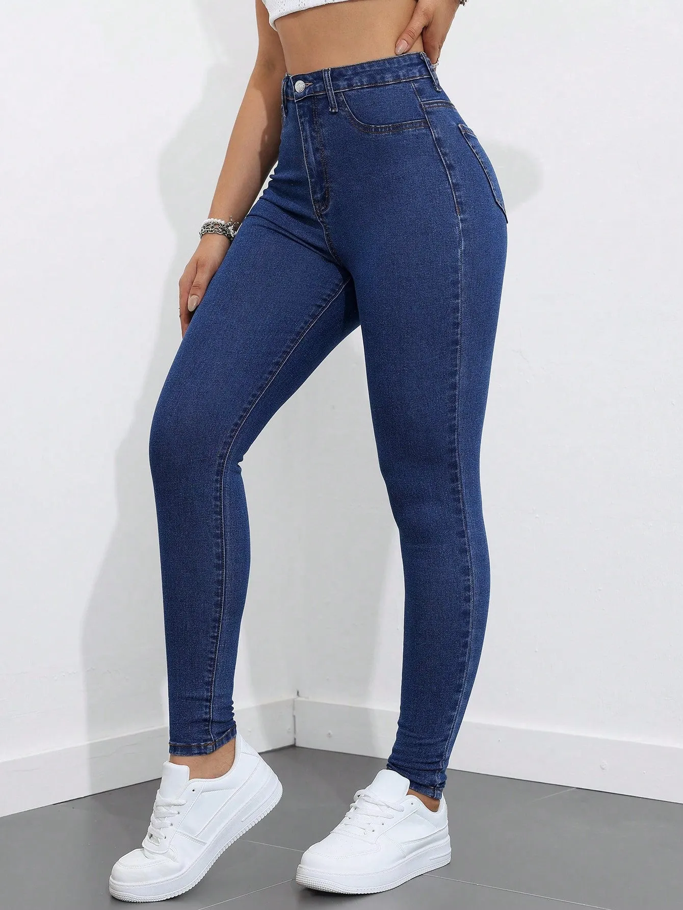 Cherry Vibes: Jeans ajustados para mujeres en