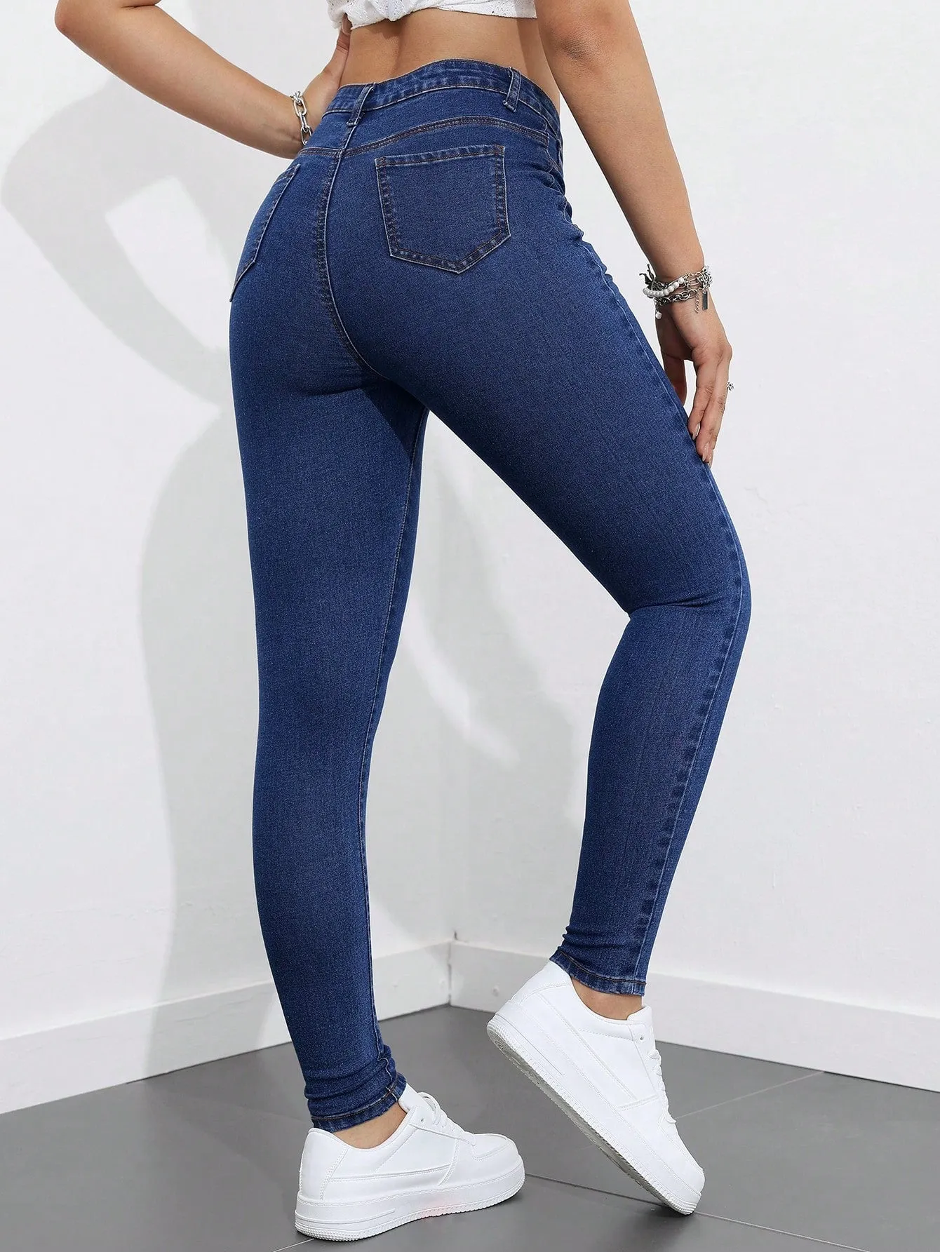 Cherry Vibes: Jeans ajustados para mujeres en