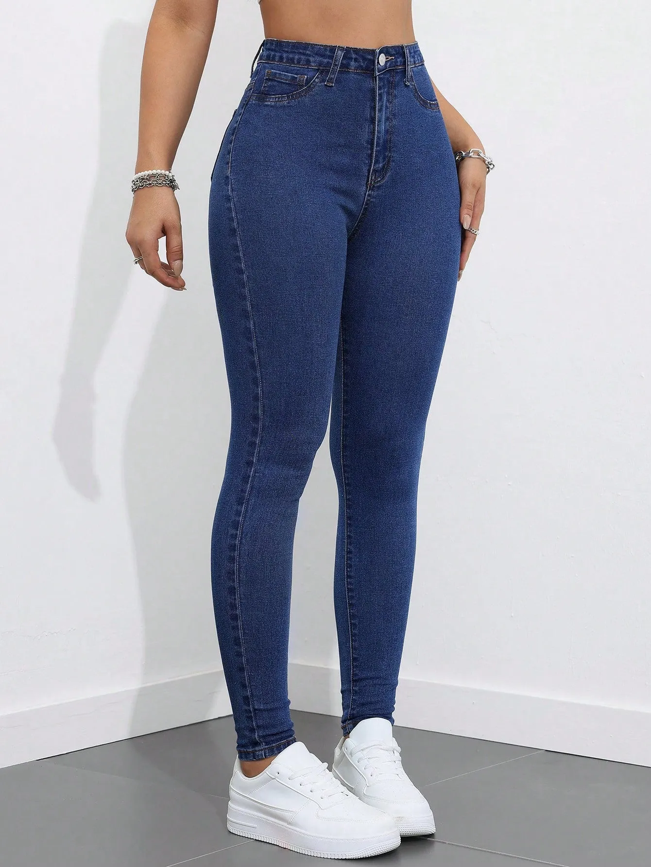 Cherry Vibes: Jeans ajustados para mujeres en