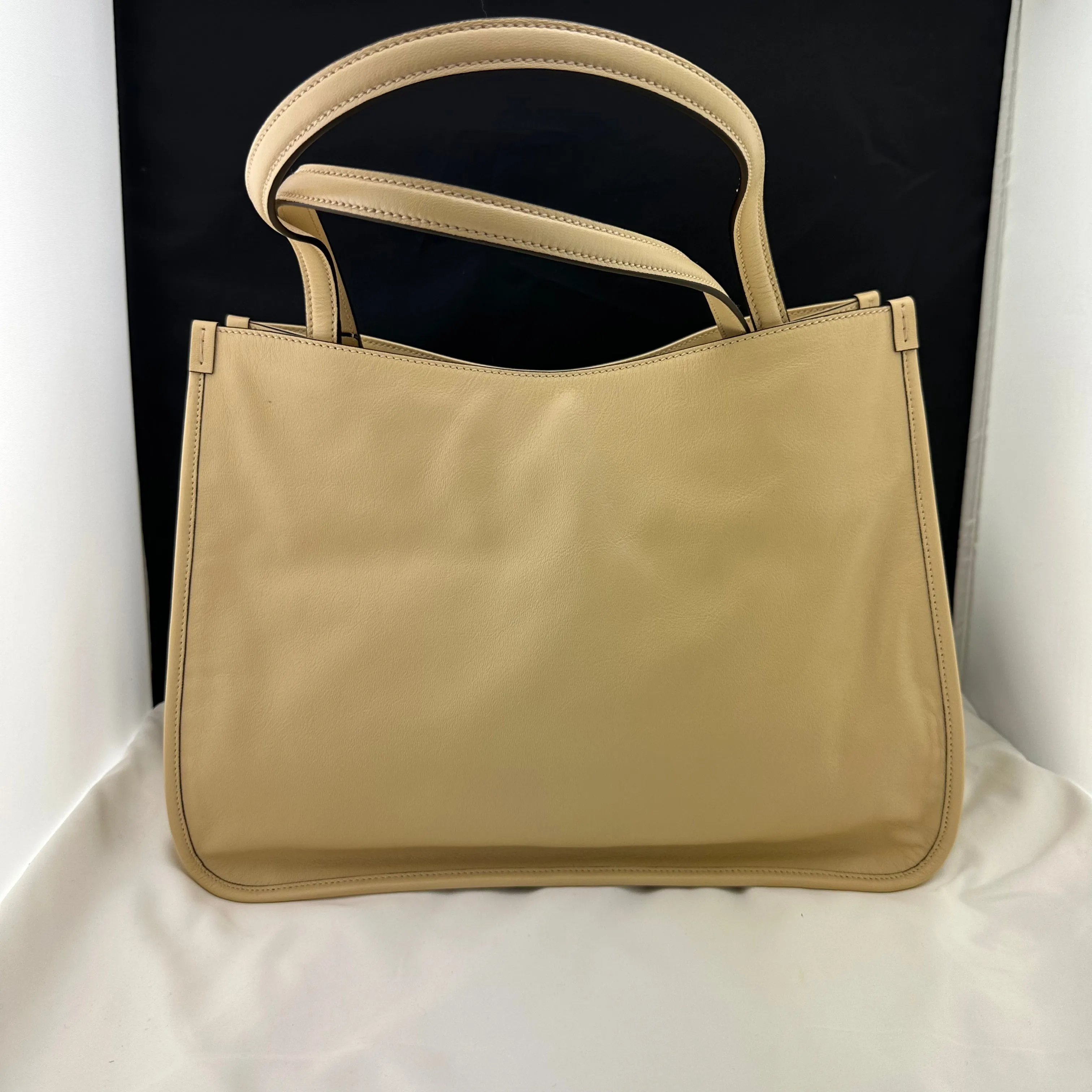 Gucci 1955 Horsebit Shoulder Bag in Beige