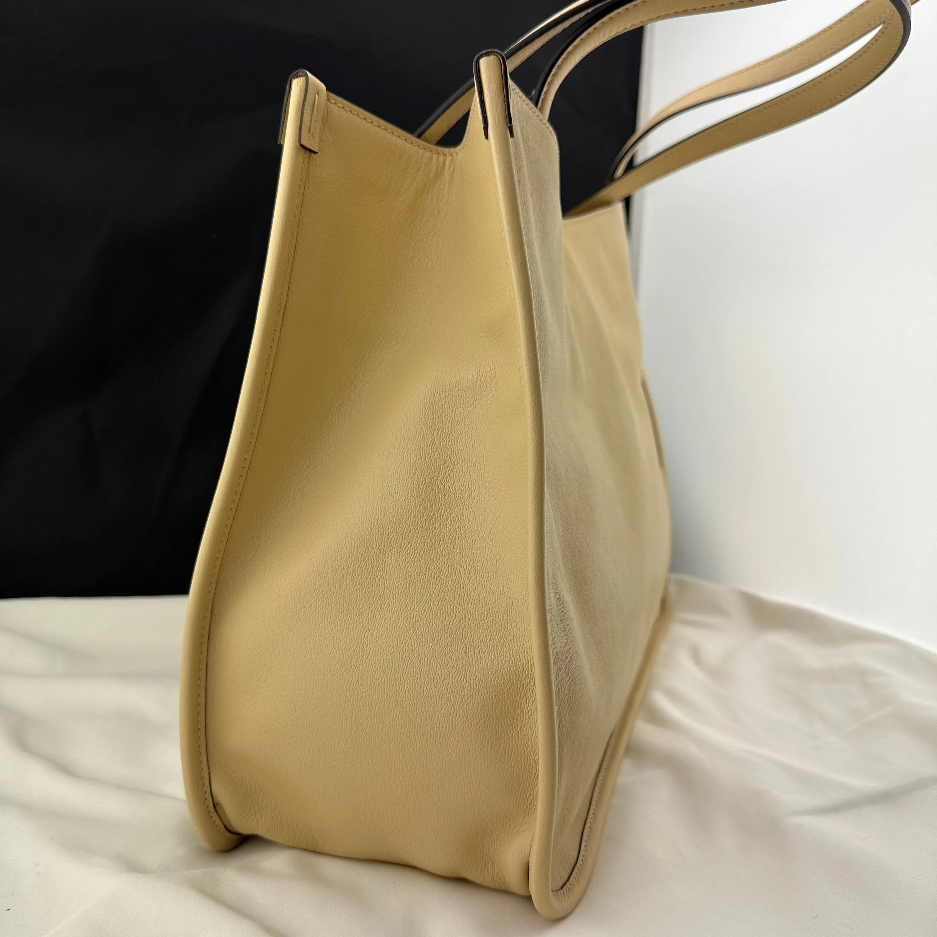 Gucci 1955 Horsebit Shoulder Bag in Beige