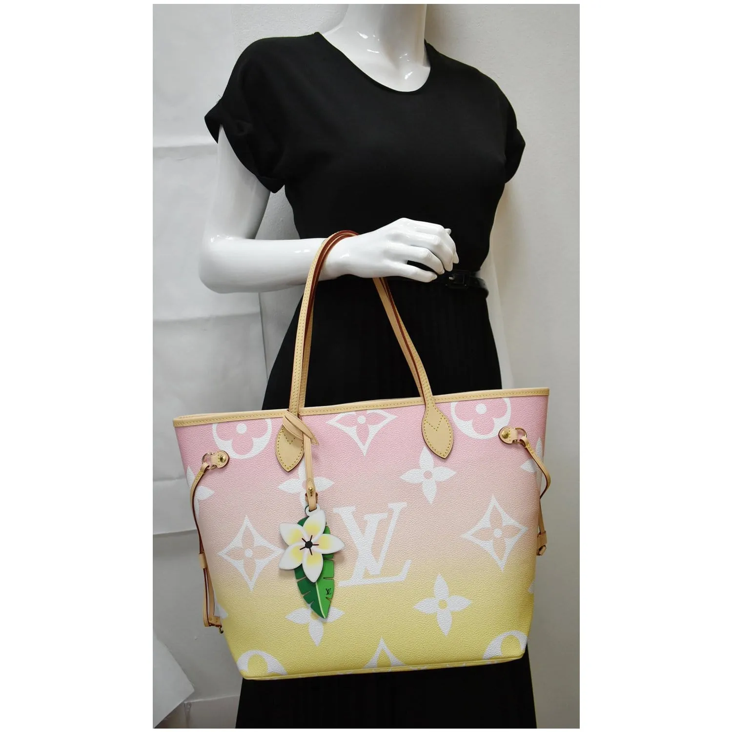 LOUIS VUITTON Neverfull MM Pool Monogram Giant Tote Shoulder Bag Light Pink - 20% OFF