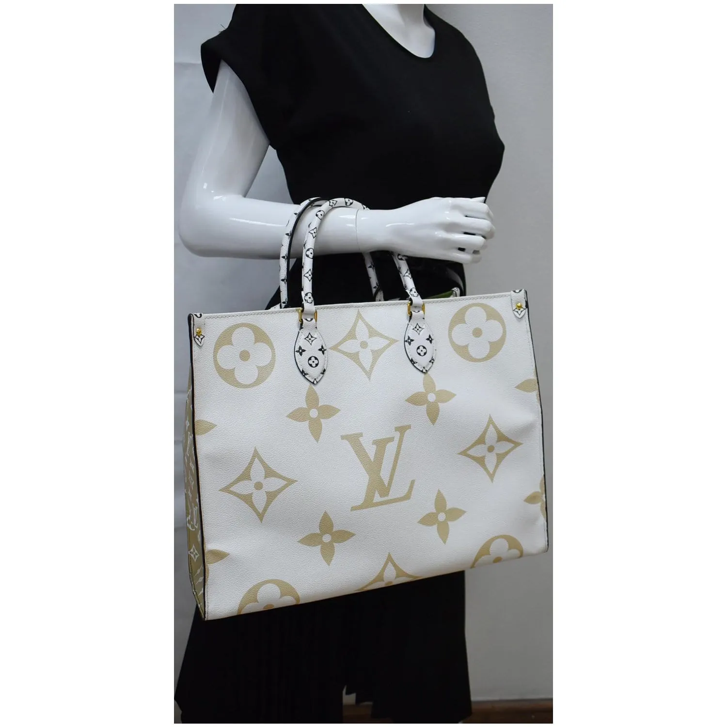LOUIS VUITTON Onthego GM Giant Monogram Canvas Tote Shoulder Bag Khaki Green