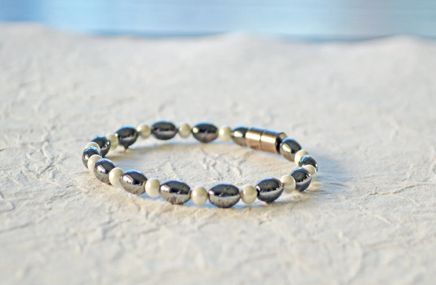 Magnetic Bracelet in Black and Pearl Hematite
