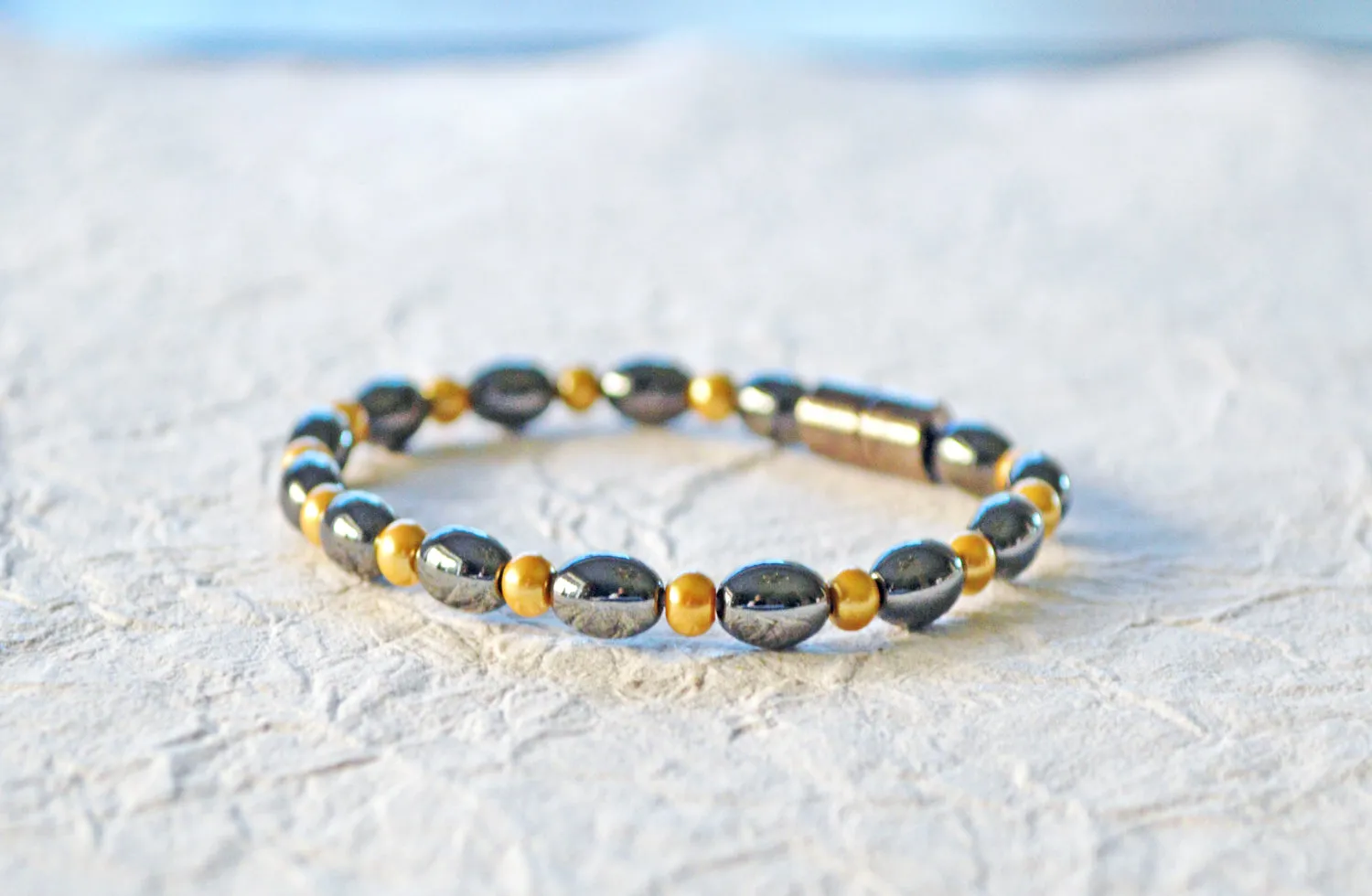 Magnetic Bracelet in Black and Pearl Hematite