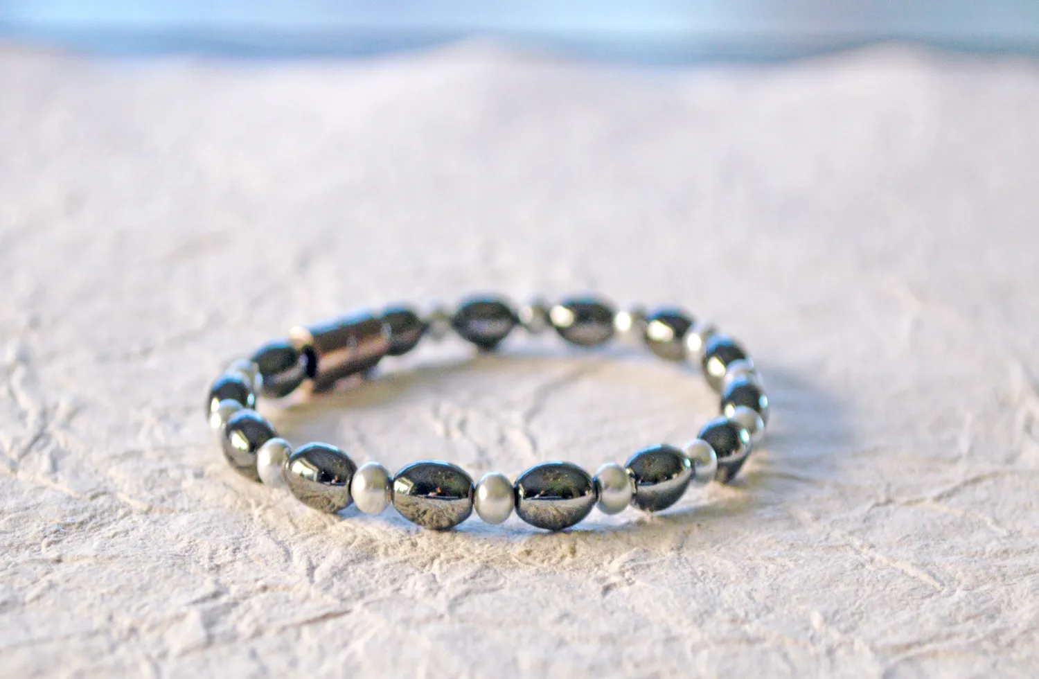Magnetic Bracelet in Black and Pearl Hematite