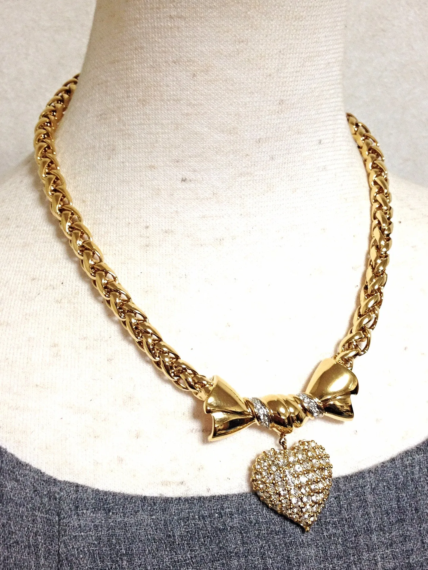 MINT. Vintage Nina Ricci golden chain statement necklace with ribbon bow and crystal stone heart pendant top. Perfect vintage jewelry