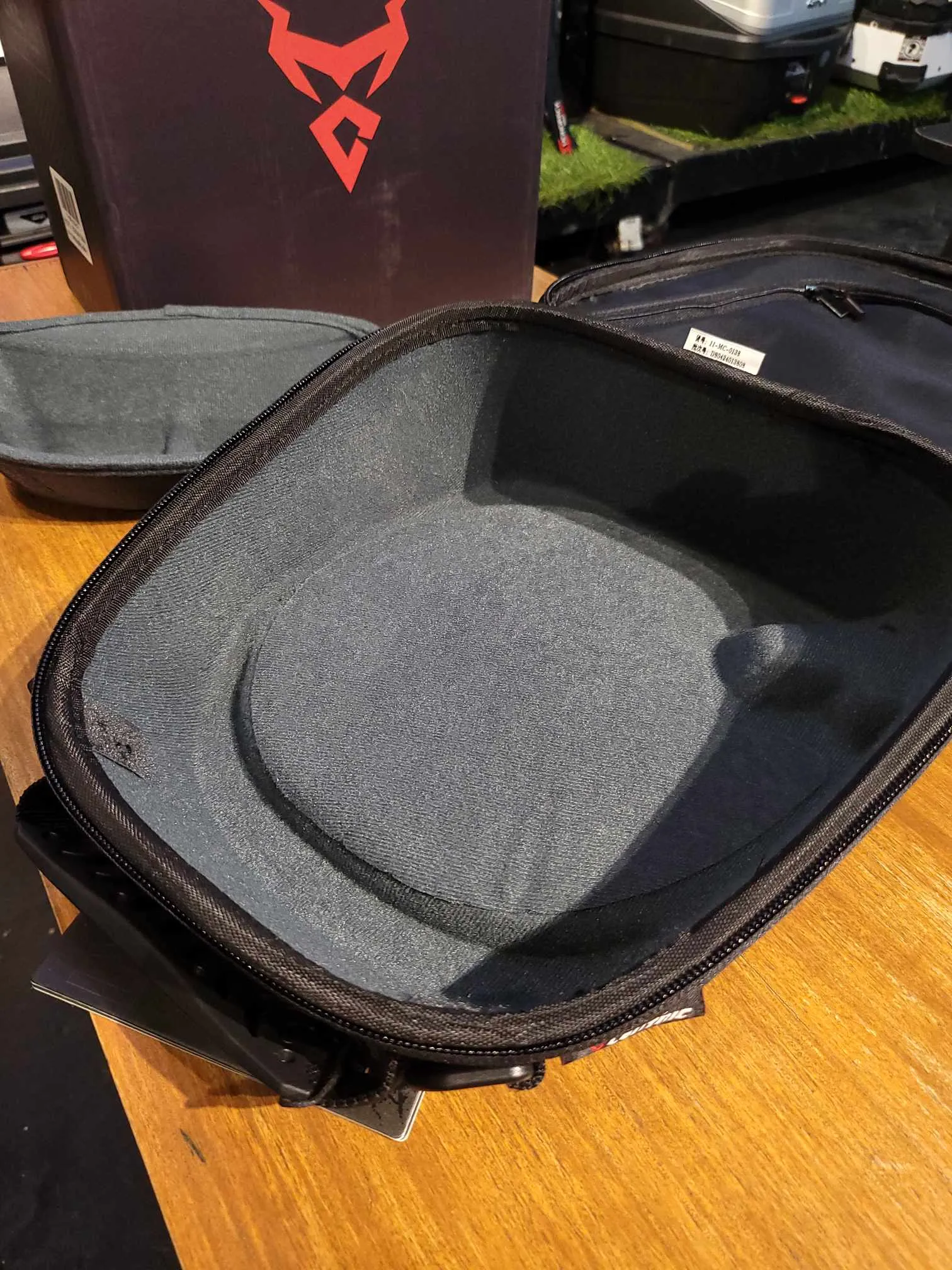 MOTOCENTRIC TANK BAG (CARBON)
