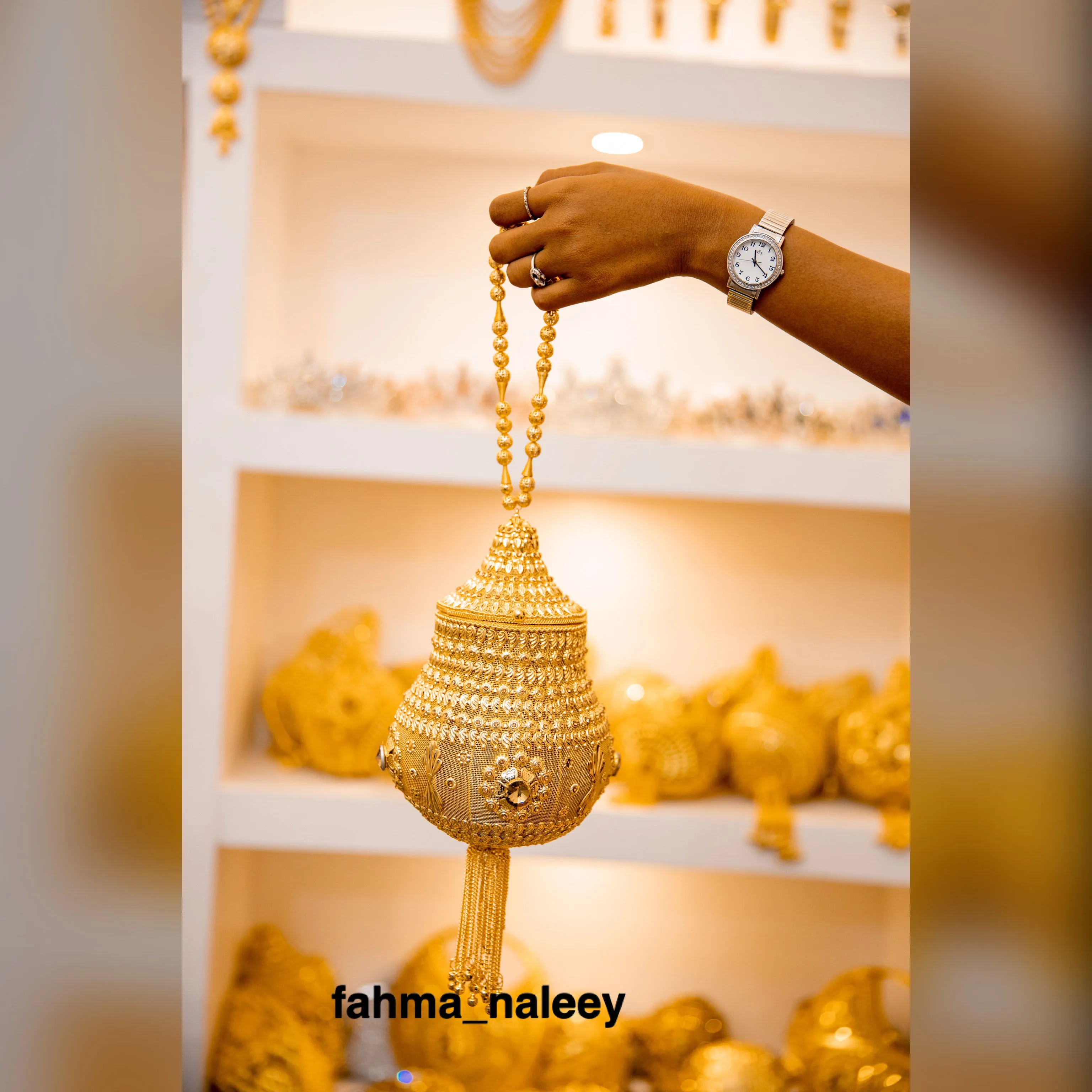 Nasteha Golden Bag