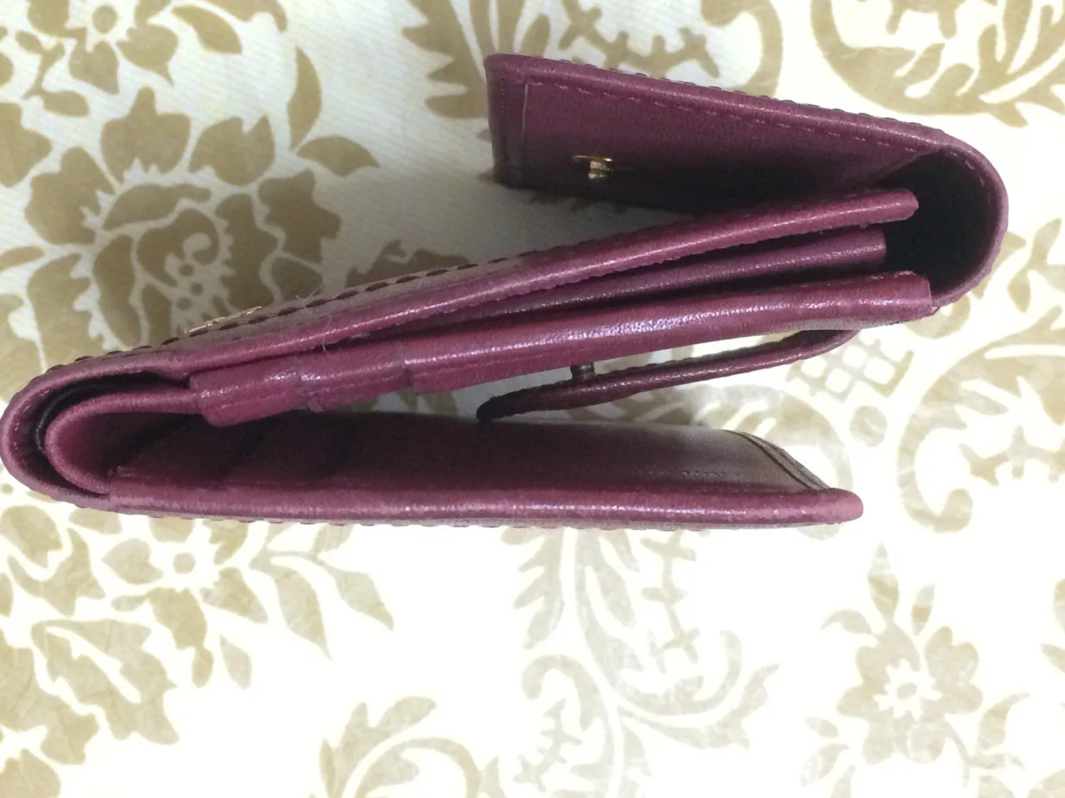 Vintage Roberta di Camerino wine leather wallet, coin purse with iconic golden R motif. Classic piece.
