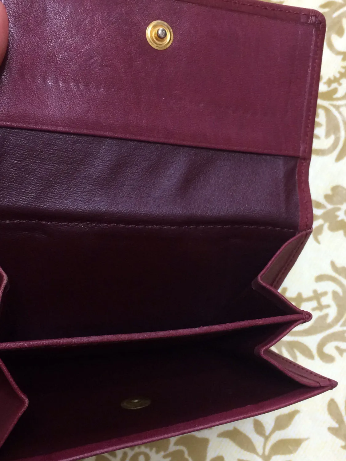 Vintage Roberta di Camerino wine leather wallet, coin purse with iconic golden R motif. Classic piece.