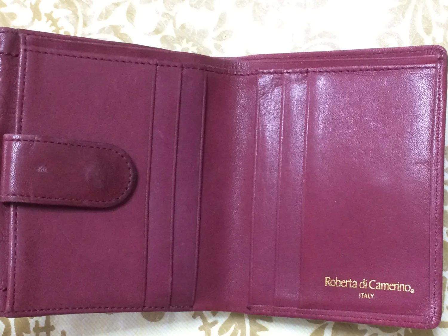 Vintage Roberta di Camerino wine leather wallet, coin purse with iconic golden R motif. Classic piece.